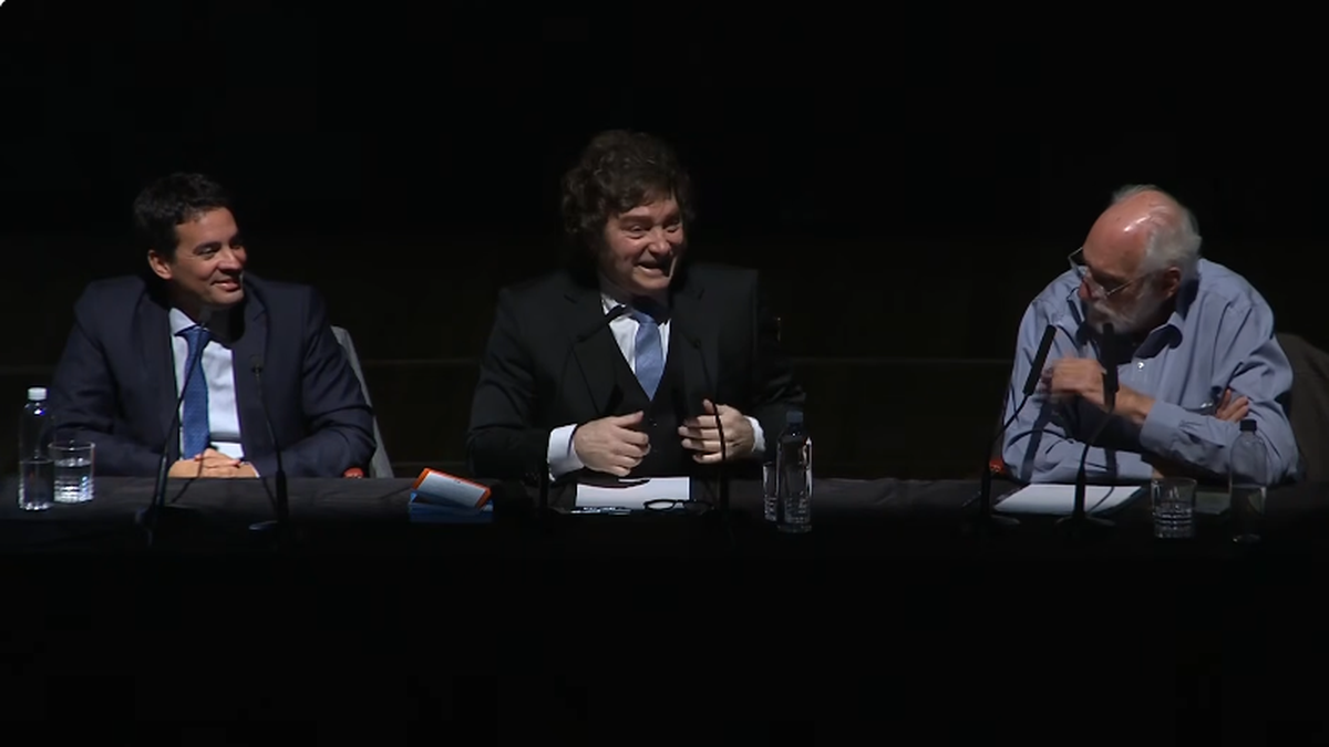 El Presidente encabez&oacute; una exposici&oacute;n en el Palacio Libertad junto a Juan Carlos de Pablo y Hern&aacute;n Ravier. (Foto: captura).