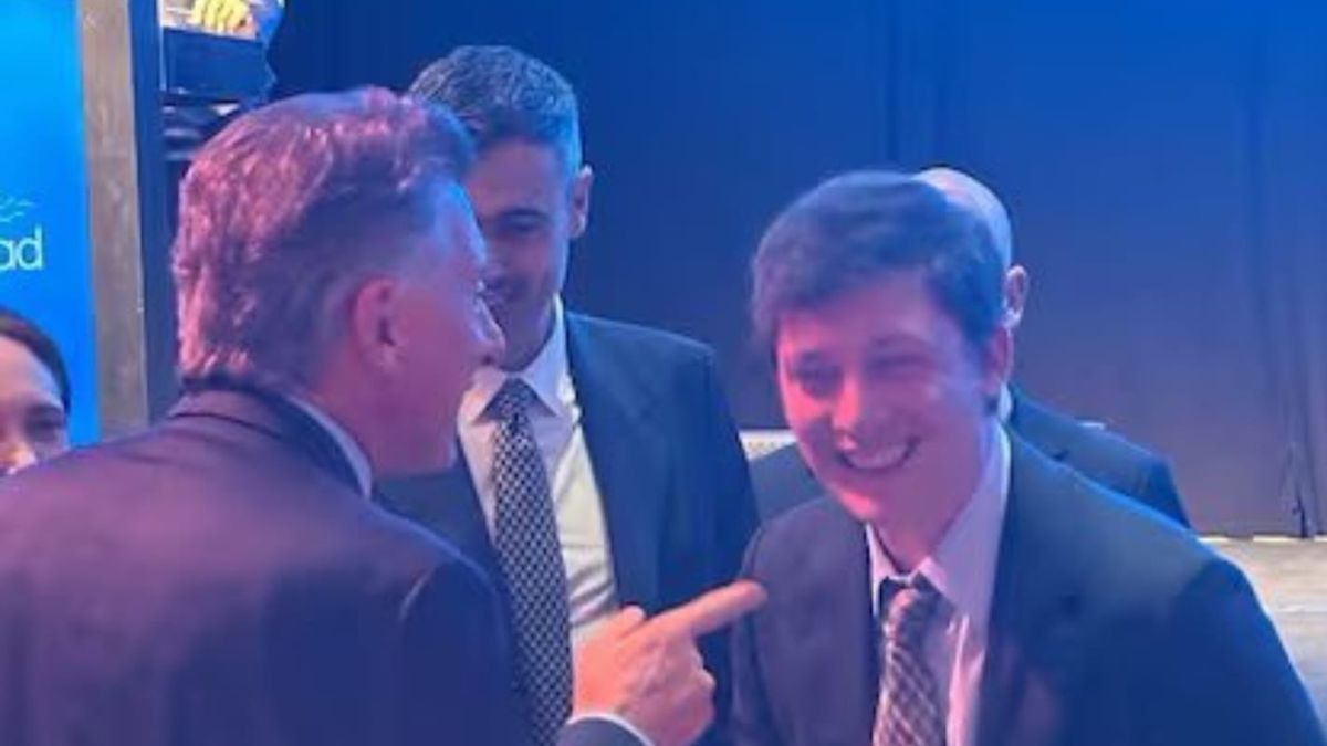 Mauricio Macri y Santiago Caputo. La foto del tenso reencuentro en la cena de la Fundación Libertad