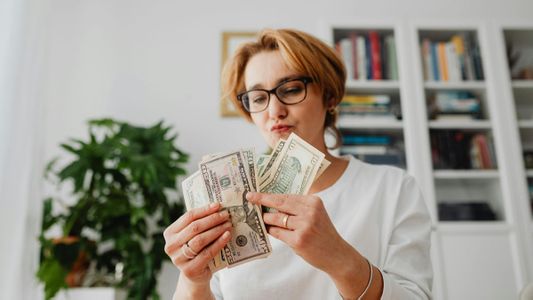 Giro inesperado: los signos que tendrán un cambio en su economía en mayo