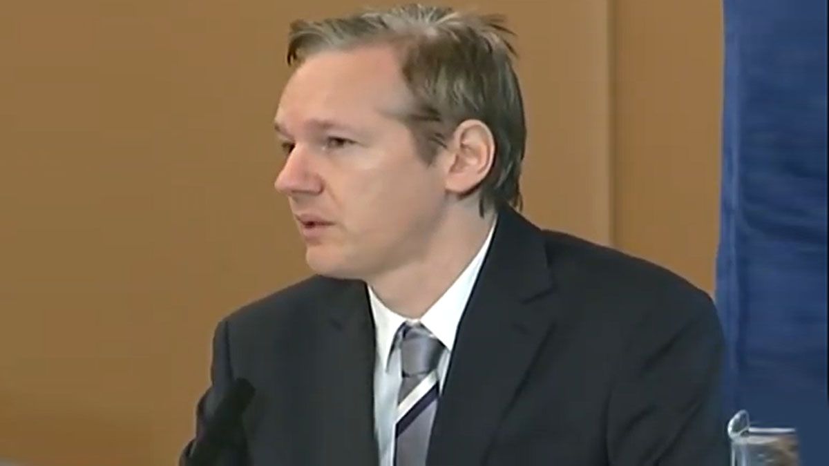 Julián Assange en 2010, el fundador de Wikileaks tras la revelación de 250.000 archivos secretos del departamento de estado de los Estados Unidos (Foto: Archivo)