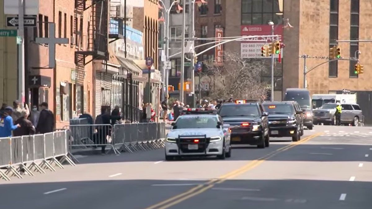 Trump llega a la corte de Nueva York, acompañado por el servicio secreto que lo custodia como expresidente de los Estados Unidos (Foto: Captura de TV).