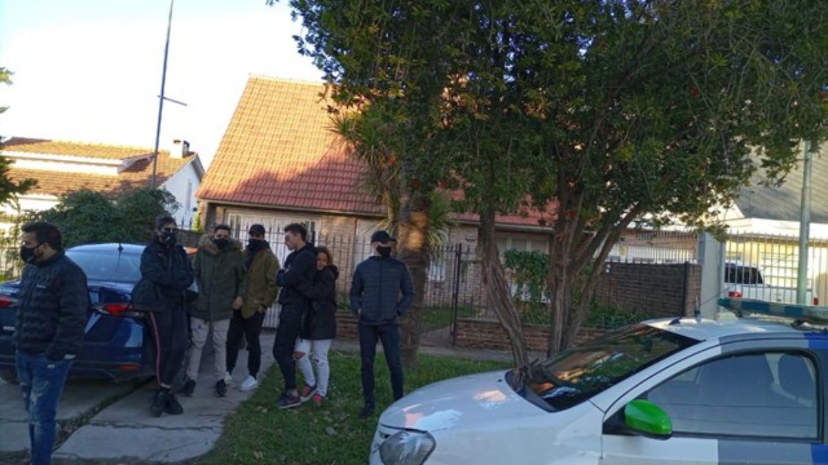 La policía desbarató la fiesta clandestina en una vivienda de Mar del Plata.