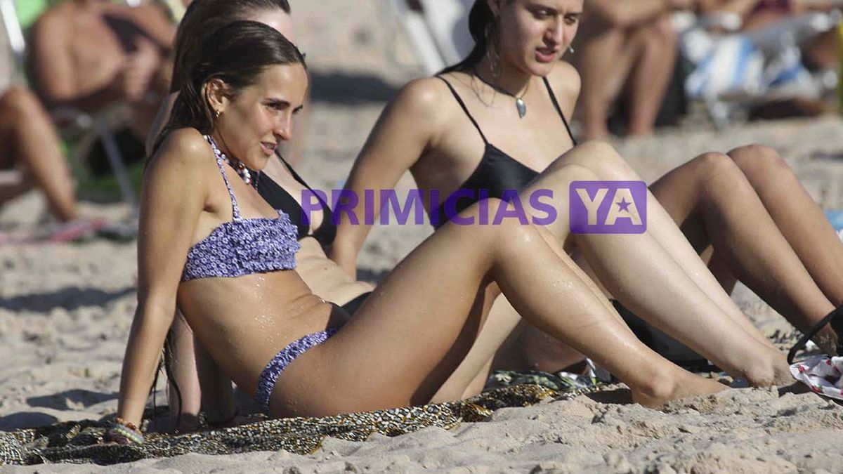 Ámbar de Benedectis en Punta del Este. Es hija de Juana Viale y Juan De Benedectis. 