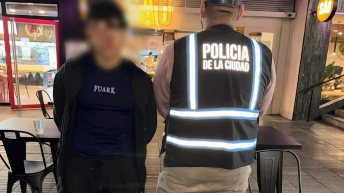El empleado fue detenido y enfrentará cargos por hurto. (Foto: La Policía de la Ciudad)