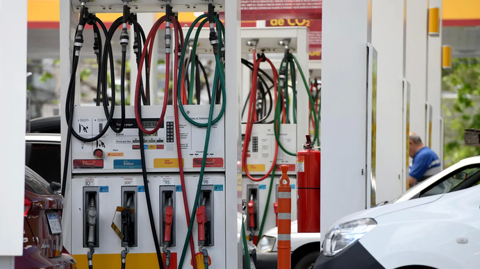 Las petroleras se suman a YPF para frenar subas de combustibles por 45 días