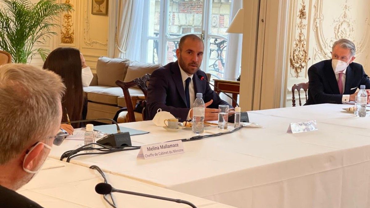 Guzmán reunido con empresarios franceses con inversiones en la Argentina. El mercado no esperaba muchas novedades sobre su gira por Europa y Rusia. (Foto: Min. Economía)