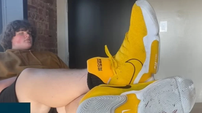 Tiene 14 años, mide 2 metros y calza 59: su familia pide ayuda