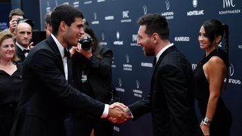 La sorpresa del tenista Carlos Alcaraz al mirarlo a Lionel Messi. (Foto: AFP) La sorpresa del tenista Carlos Alcaraz al mirarlo a Lionel Messi. (Foto: AFP)
