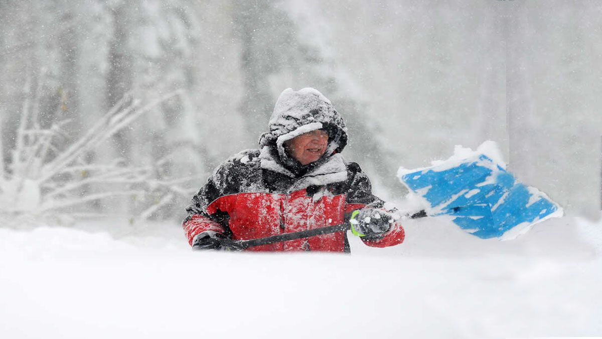 Una persona en Búfalo, intenta despejar el acceso a su casa de la nieve que supera el metro y medio de altura (Foto: Gentileza NPR)