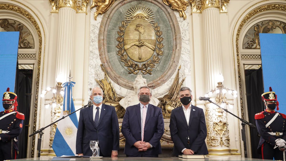 Alberto Fernández junto a Jorge Taiana (a su derecha) y Juan Zabaleta (Foto: Presidencia).