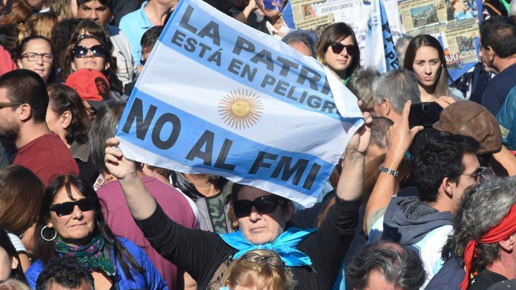 Sindicatos y movimientos sociales marchan contra la misión del FMI que llega hoy al país