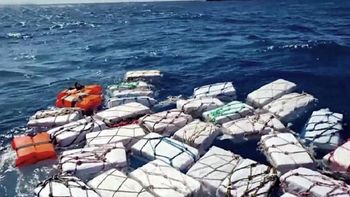 Sorpresa por el hallazgo de 2 toneladas de cocaína flotando en el mar