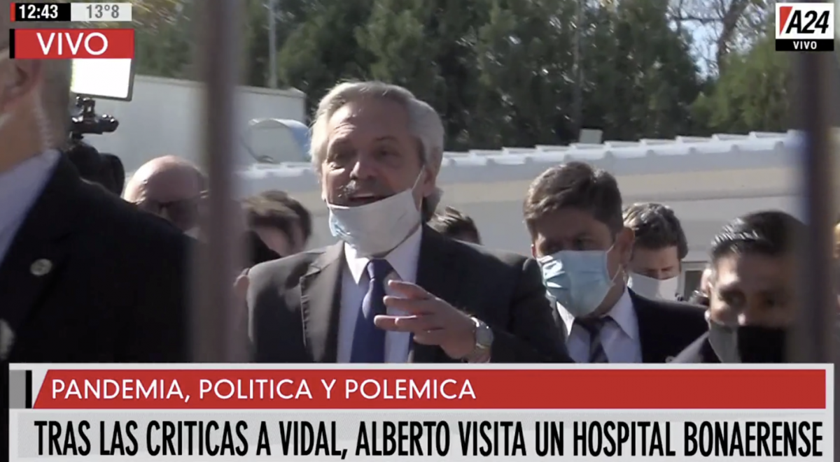 Alberto visitó un hospital en el conurbano y se sacó el barbijo para saludar a la gente