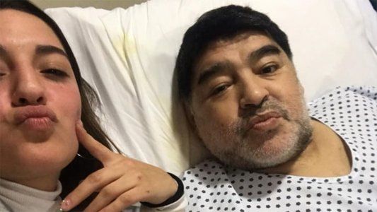 La primera foto oficial de Diego Maradona tras la operación de su rodilla derecha
