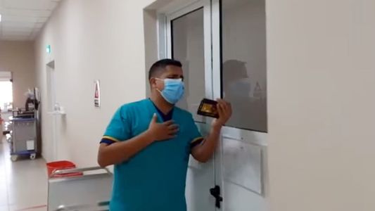 Un chofer de ambulancias les canta a los pacientes con coronavirus para darles alegría