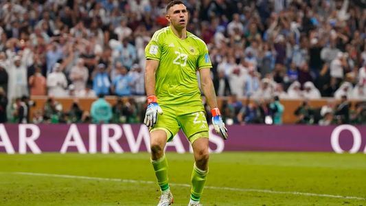 ¡Una locura! La FIFA oficializó la regla anti Dibu Martínez