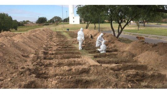 Preparan tumbas en un cementerio de la ciudad de Córdoba