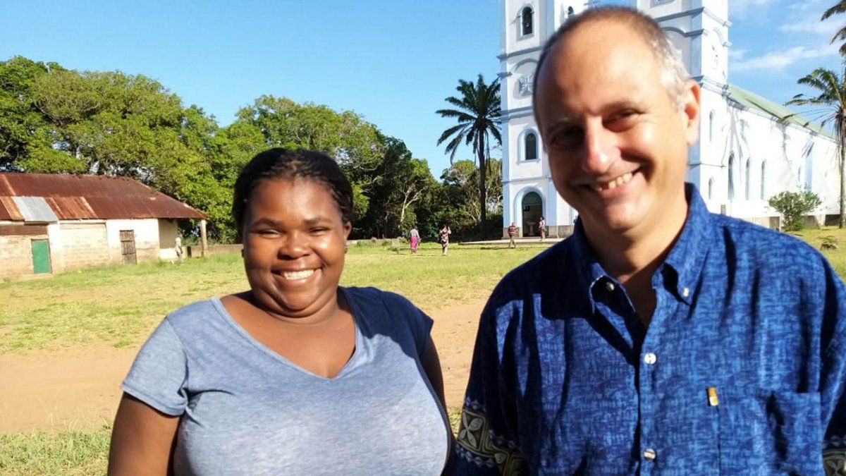 Juan Gabriel, el padre argentino que les cumple el sueño a jóvenes de Mozambique para que estudien en Buenos Aires