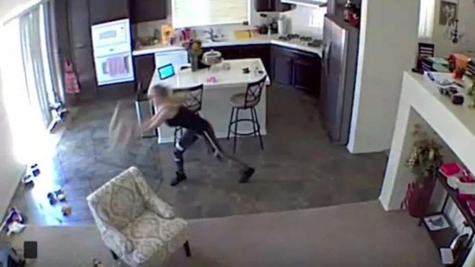 Video terrible: cuidadora arroja contra el piso a un inocente perrito