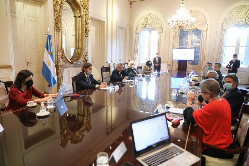 Desbordado por los números, Alberto apuesta a que no crezca la meseta alta en el AMBA y pide endurecer la cuarentena en el interior