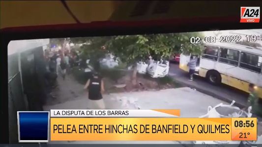 Así se pelean hinchas de Banfield y Quilmes tras el partido