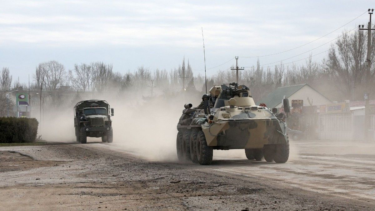 Los vehículos militares rusos pasan por una calle después de que el presidente Vladimir Putin autorizó una operación militar en el este de Ucrania. 