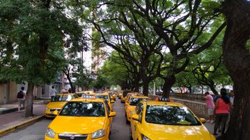 Polémica en Córdoba por un proyecto que pretende sortear 4 mil chapas de taxis y remises
