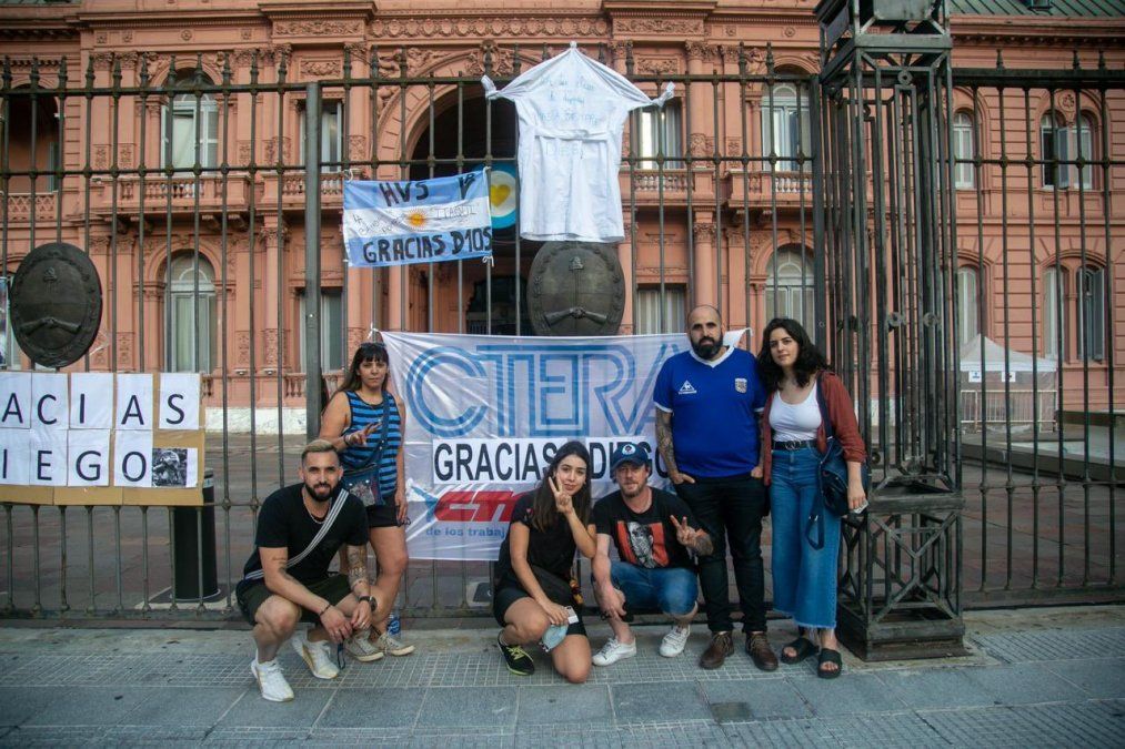 Maradona, barras, docentes y la cultura del aguante invadieron al gobierno de Alberto