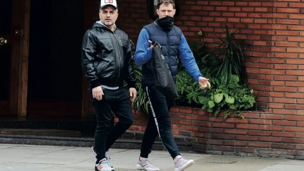 El periodista &Aacute;ngel de Brito junto a su pareja, el estilista Javier Medina, en una de las pocas veces que los paparazzi lograron retratarlos dado que es muy celoso de su vida privada.&nbsp;