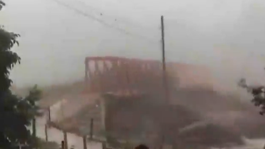 Video: la fuerte crecida de un río derrumbó un puente en Catamarca