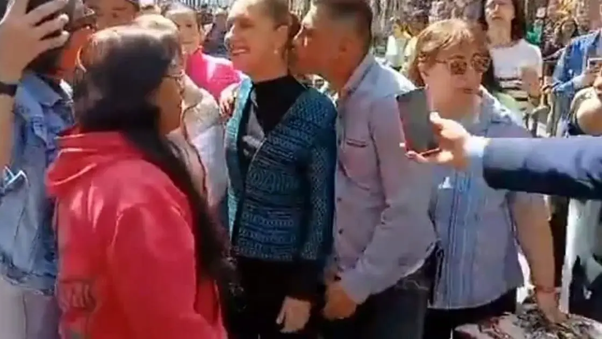 El video del aberrante momento en que un hombre se acerca e intenta besar a la presidenta de México