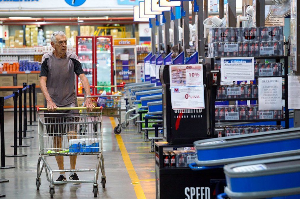 Nuevas reglas para los supermercados: evitar aglomeraciones, horario extendido y señalizaciones