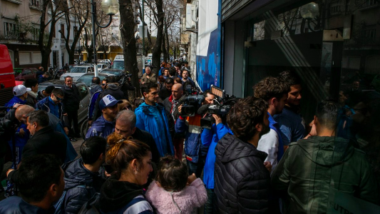 Todo por Diego: más de 2.000 hinchas hicieron fila para asociarse en Gimnasia La Plata y desbordaron la sede