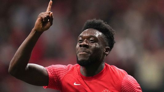 La emotiva historia de Alphonso Davies, el canadiense que donará sus ganancias del Mundial Qatar 2022