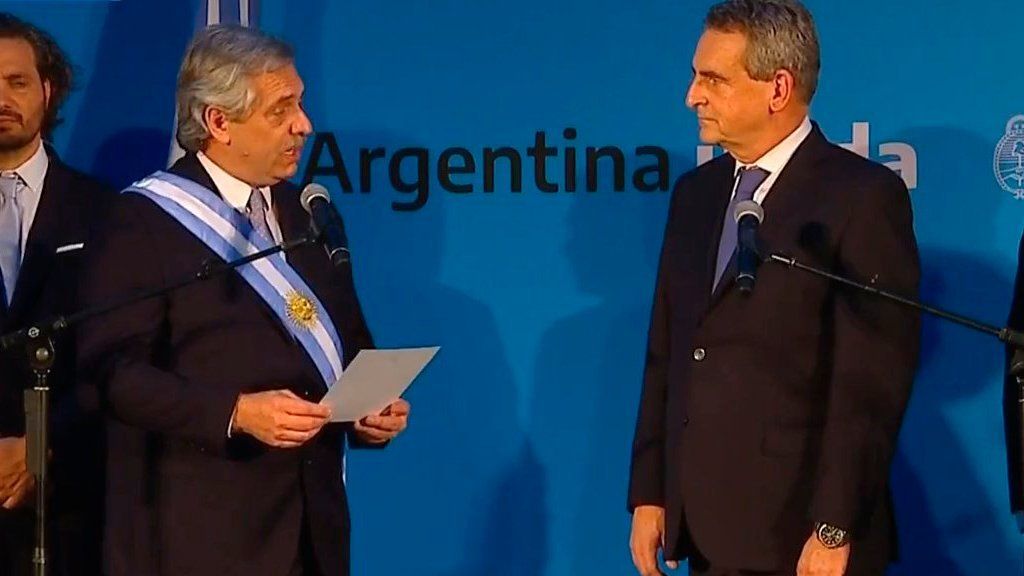 Tras asumir como presidente, Alberto le tomó juramento a sus ministros