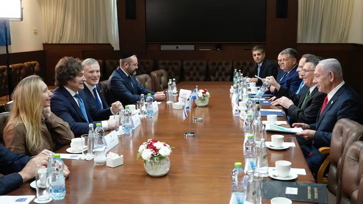 Milei y su comitiva, en la reuni&oacute;n con el jefe del Gobierno israel&iacute;. (Foto: Presidencia)