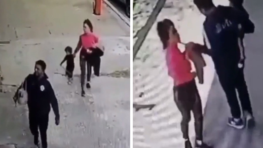 Con su hijito en brazos, así roba una pareja el bronce de las puertas de las casas