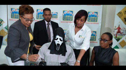 Ganó 158 millones de dólares en la lotería y fue disfrazado a recoger el cheque