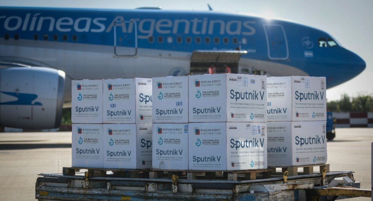 Aterrizó en Ezeiza el vuelo de Aerolíneas con 300.000 dosis de la vacuna Sputnik V.