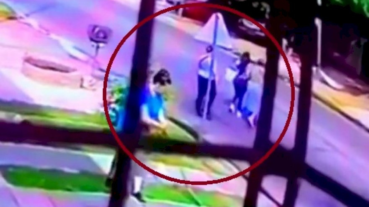 Un conductor borracho atropelló a tres mujeres que iban a misa y el final fue trágico (Foto: captura de video).