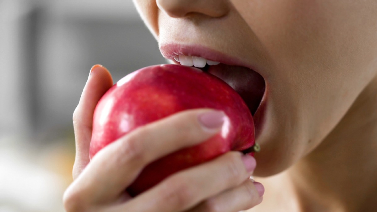 Comer manzanas con cáscara aporta fibra