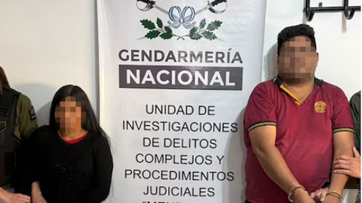 Detuvieron a dos pasajeros con casi 200 cápsulas de cocaína. (Foto: Policía)