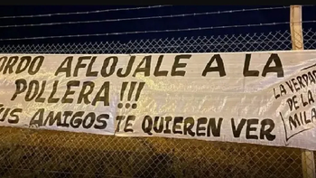 Gordo, aflojale a la pollera: el polémico pasacalle de los amigos que extrañan al que se puso de novio