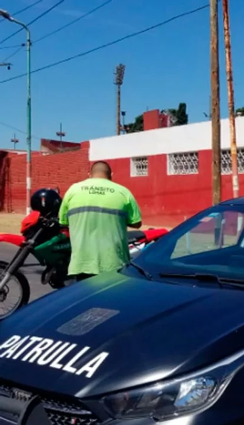 Barras de Los Andes se enfrentaron a los tiros mientras los alumnos salían de la escuela del club