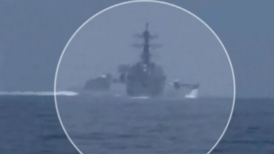 Tensión en alta mar: así se cruzaron un barco destructor chino y uno de EE.UU. a metros de distancia