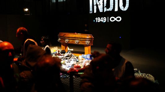 Miles de fanáticos despiden al Indio Solari en Avellaneda: el velorio podría extenderse hasta el martes