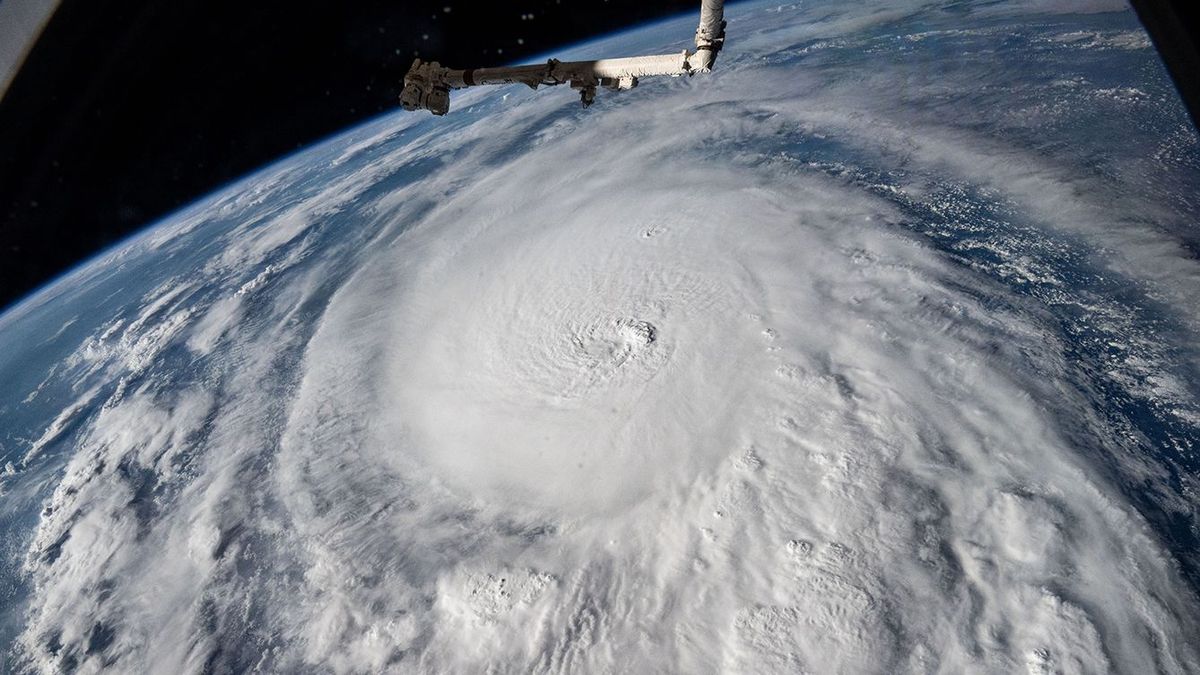 El huracán Milton tocó tierra en la costa de Florida con fuertes vientos.