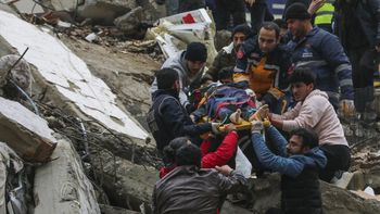 Ya superan los 1.300 muertos el efecto del terremoto que afectó principalmente a Turquía y Siria (Foto: AP) Ya superan los 1.300 muertos el efecto del terremoto que afectó principalmente a Turquía y Siria (Foto: AP)
