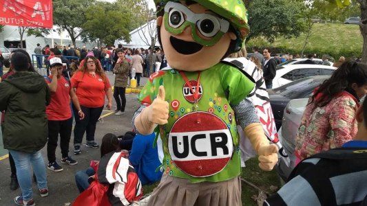 Adelante radicales, la mascota de la UCR y las estatuillas de Alfonsín a $3900: el color detrás de la Convención en Parque Norte