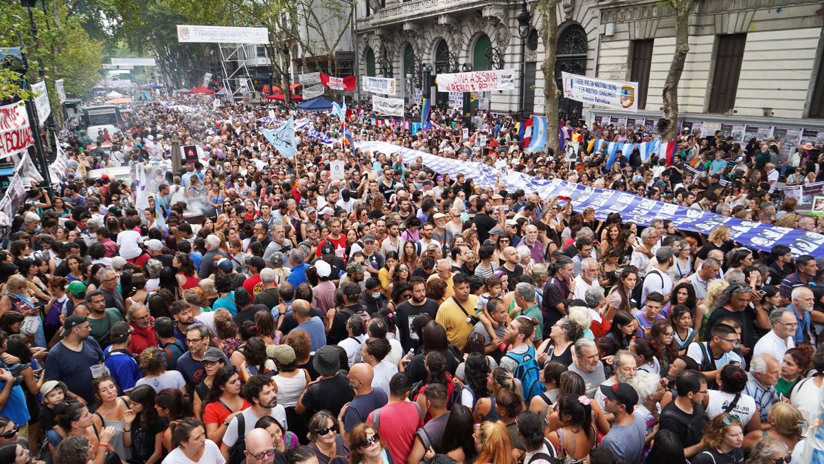 24 de marzo: miles de personas se reúnen en la Plaza de Mayo